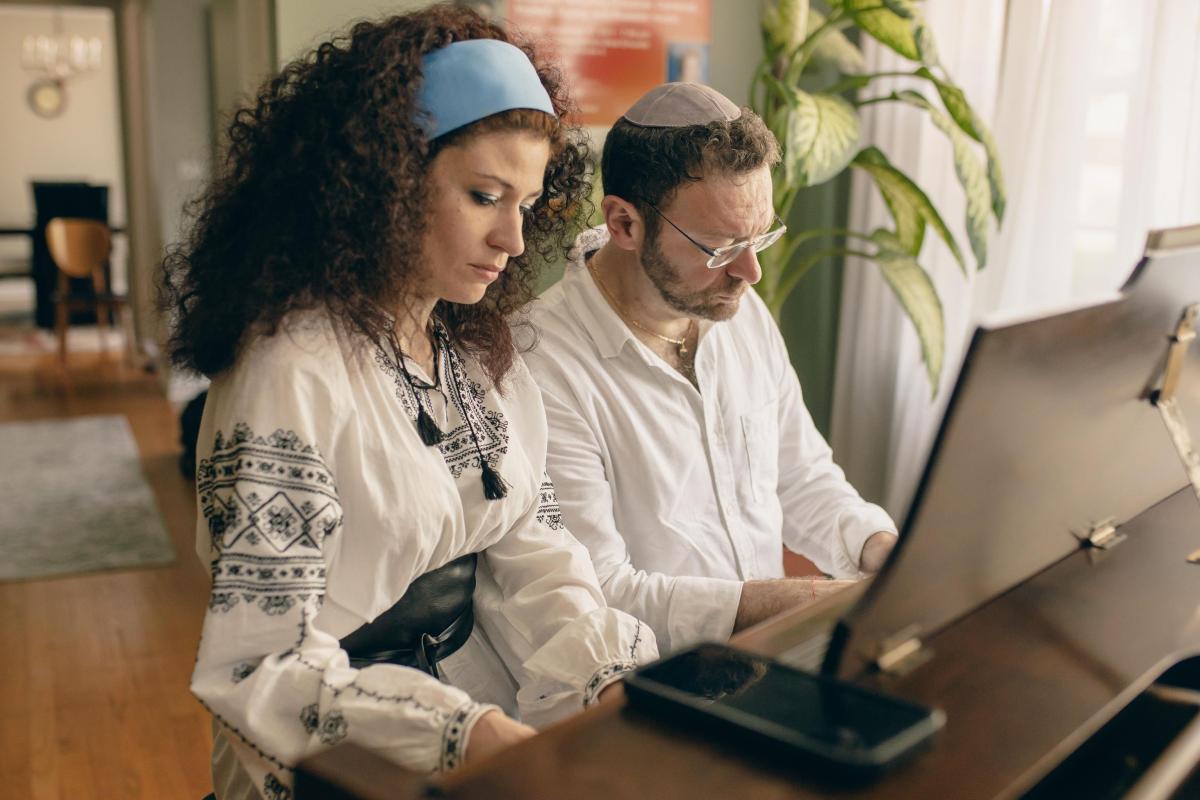 Sofi Fraser and Cantor Pavel Roytman 